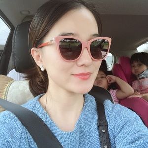 Meet your Posher, Zhe